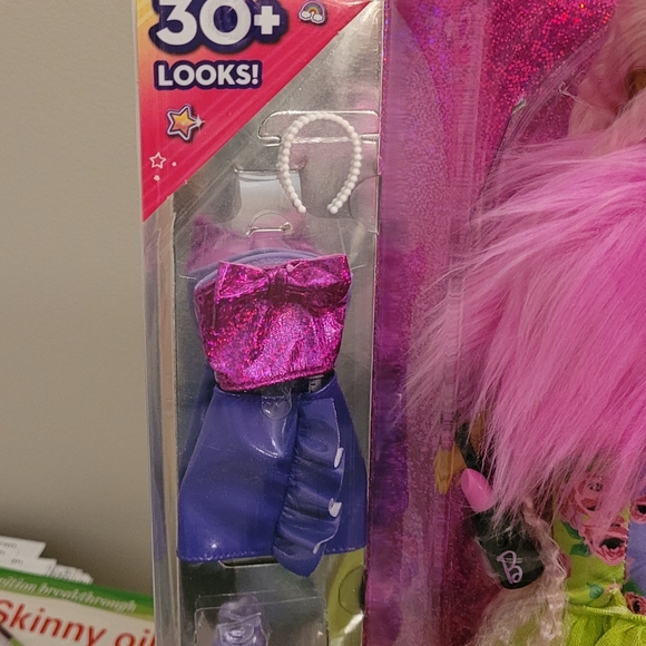 Barbie Extra with 30 + Looks - Picture 3 of 5